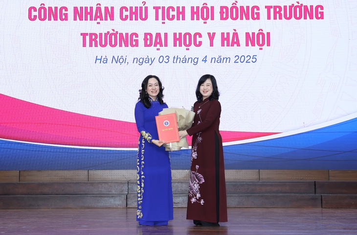 Bộ trưởng Đào Hồng Lan trao quyết định công nhận Chủ tịch Hội đồng trường Trường Đại học Y Hà Nội- Ảnh 1. Bộ trưởng Đào Hồng Lan trao quyết định công nhận Chủ tịch Hội đồng trường Trường Đại học Y Hà Nội- Ảnh 1.