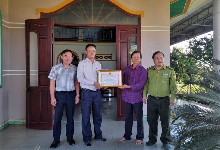 Khen thưởng người đàn ông bắt được động vật quý hiếm và báo chính quyền- Ảnh 1. Khen thưởng người đàn ông bắt được động vật quý hiếm và báo chính quyền- Ảnh 1.