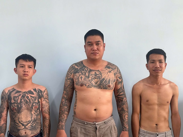 Bắt khẩn cấp 3 đối tượng chặn xe, đánh cháu bé 2 tuổi chảy máu mũi- Ảnh 1.