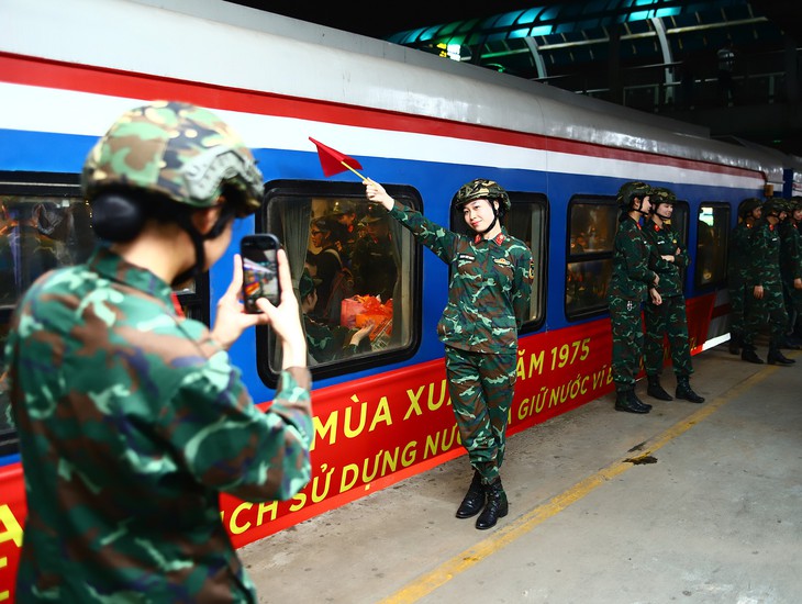 Hàng trăm chiến sĩ vào TPHCM chuẩn bị cho lễ kỷ niệm 50 năm Ngày Giải phóng miền Nam thống nhất đất nước- Ảnh 7. Hàng trăm chiến sĩ vào TPHCM chuẩn bị cho lễ kỷ niệm 50 năm Ngày Giải phóng miền Nam thống nhất đất nước- Ảnh 7.