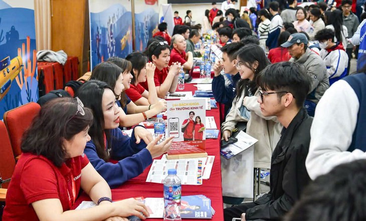 Bộ GD&ĐT 'gỡ rối' cách quy đổi điểm xét tuyển đại học 2025- Ảnh 2.
