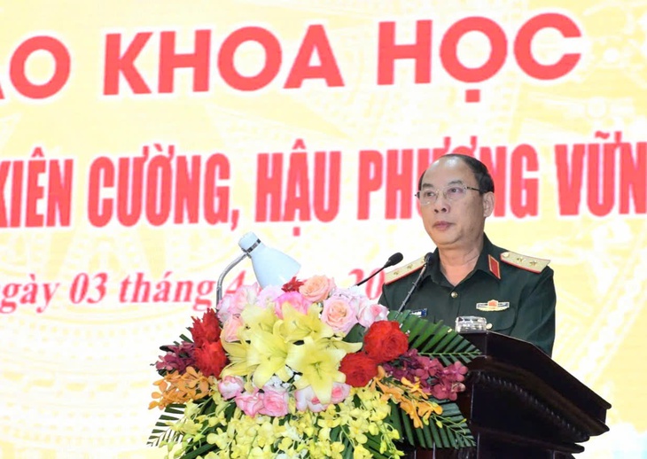 Trung tướng Trần Võ Dũng, Bí thư Đảng ủy, Chính ủy Quân khu 4 phát biểu khai mạc Hội thảo.