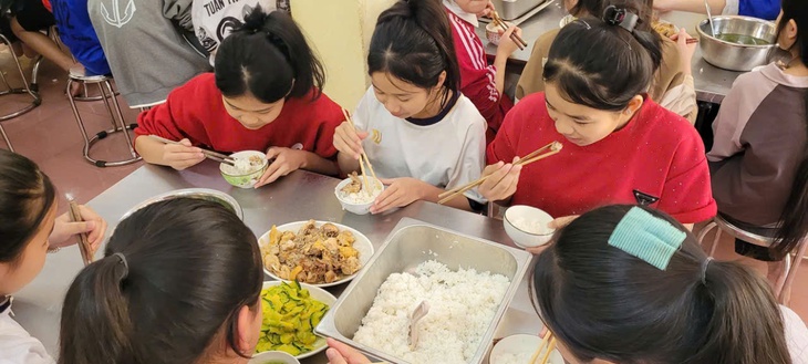 Bữa ăn học sinh vùng cao Thanh Hóa: Cùng định mức, khác chất lượng?- Ảnh 2.