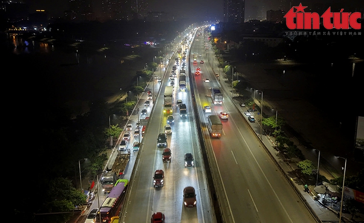 Nửa đêm, hàng dài ô tô nhích từng mét rời Thủ đô- Ảnh 1.