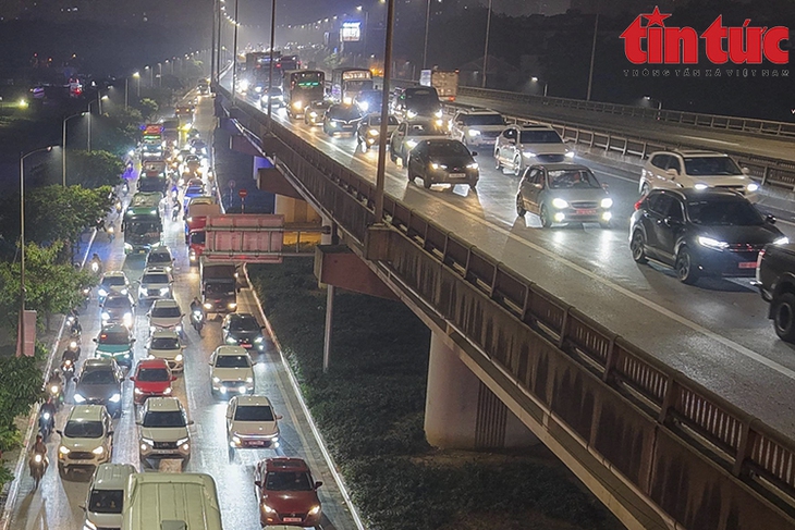 Nửa đêm, hàng dài ô tô nhích từng mét rời Thủ đô- Ảnh 7.