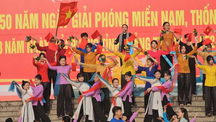 Xúc động Lễ Thượng cờ 'Thống nhất non sông' tại đôi bờ Hiền Lương - Bến Hải- Ảnh 1.