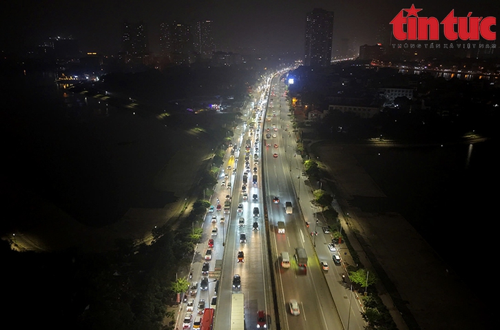 Nửa đêm, hàng dài ô tô nhích từng mét rời Thủ đô- Ảnh 6.