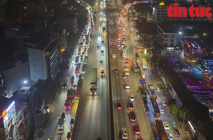 Nửa đêm, hàng dài ô tô nhích từng mét rời Thủ đô- Ảnh 3.