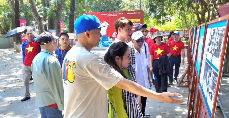 Hàng ngàn người dân về thăm Quê Bác ngày đầu nghỉ lễ- Ảnh 5.