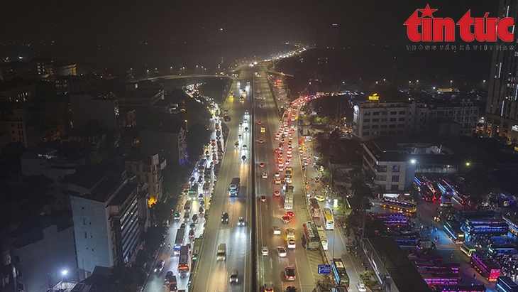 Nửa đêm, hàng dài ô tô nhích từng mét rời Thủ đô- Ảnh 4.