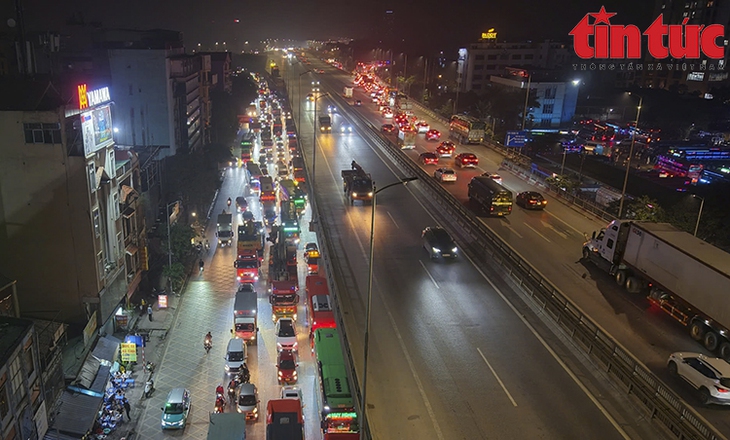 Nửa đêm, hàng dài ô tô nhích từng mét rời Thủ đô- Ảnh 8.