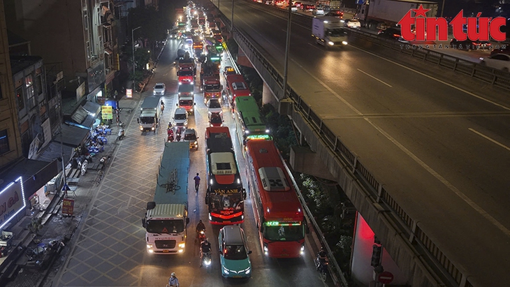 Nửa đêm, hàng dài ô tô nhích từng mét rời Thủ đô- Ảnh 9.