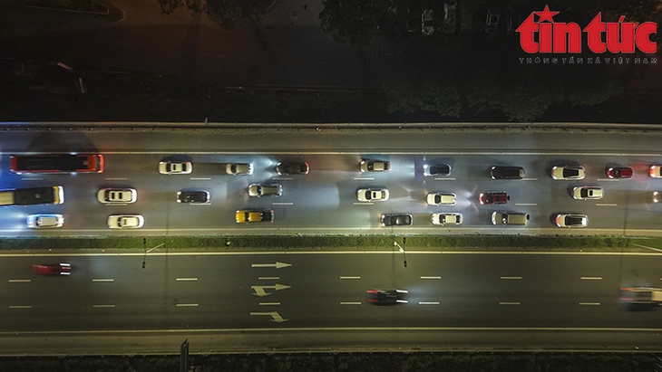 Nửa đêm, hàng dài ô tô nhích từng mét rời Thủ đô- Ảnh 10.