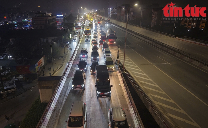 Nửa đêm, hàng dài ô tô nhích từng mét rời Thủ đô- Ảnh 5.