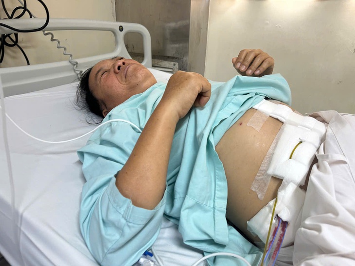 Bán hết cả trâu, lợn vẫn không đủ chi trả viện phí, người phụ nữ dân tộc Thái cần sự trợ giúp- Ảnh 1.
