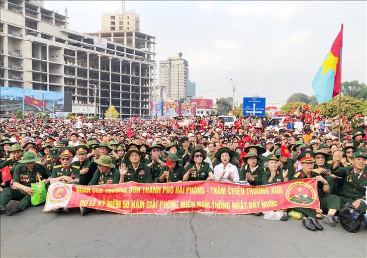 'Biển người' hân hoan trong ngày đại lễ tại trung tâm TP Hồ Chí Minh- Ảnh 6.