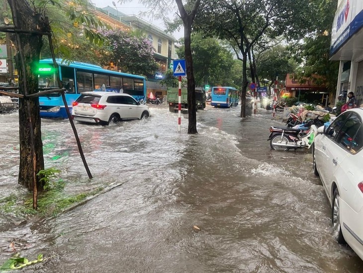 Những tuyến phố có nguy cơ ngập sâu ở Hà Nội do mưa lớn đêm qua- Ảnh 2. Những tuyến phố có nguy cơ ngập sâu ở Hà Nội do mưa lớn đêm qua- Ảnh 2.