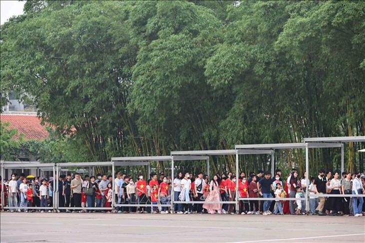 Hà Nội dành 50.000 suất quà tặng du khách, nhân dân viếng Lăng Bác- Ảnh 1.
