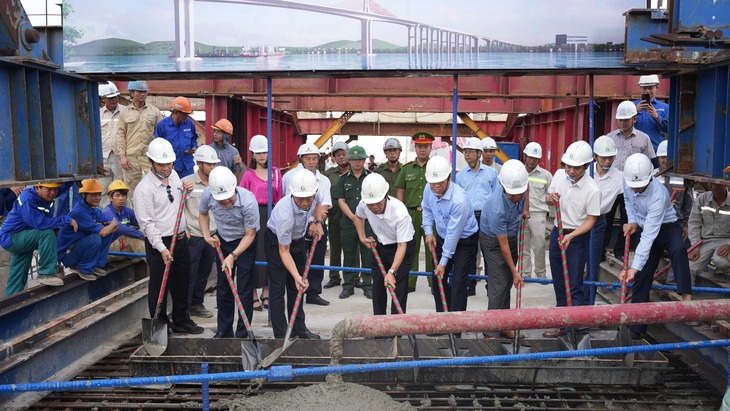 Hợp long cầu vượt cửa biển thuộc dự án nghìn tỷ ở Huế- Ảnh 1. Hợp long cầu vượt cửa biển thuộc dự án nghìn tỷ ở Huế- Ảnh 1.