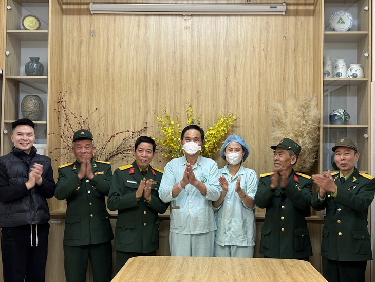 Ca ghép tim thành công, người thương binh hạnh phúc trở về bên gia đình và đồng đội- Ảnh 1. Ca ghép tim thành công, người thương binh hạnh phúc trở về bên gia đình và đồng đội- Ảnh 1.