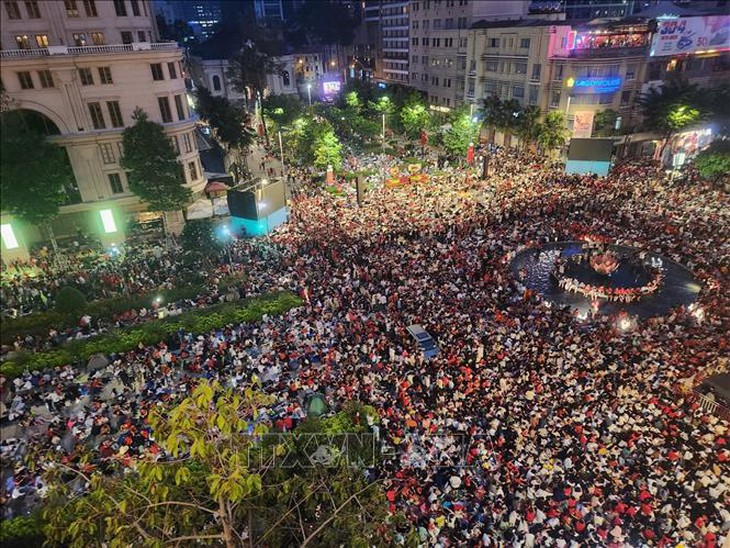 'Biển người' hân hoan trong ngày đại lễ tại trung tâm TP Hồ Chí Minh- Ảnh 3.