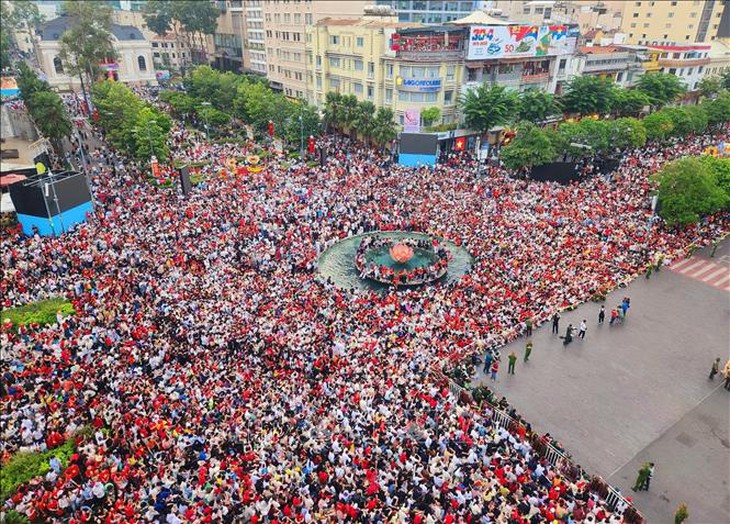'Biển người' hân hoan trong ngày đại lễ tại trung tâm TP Hồ Chí Minh- Ảnh 4.