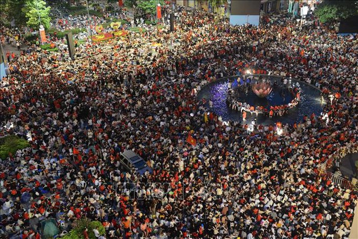'Biển người' hân hoan trong ngày đại lễ tại trung tâm TP Hồ Chí Minh- Ảnh 5.