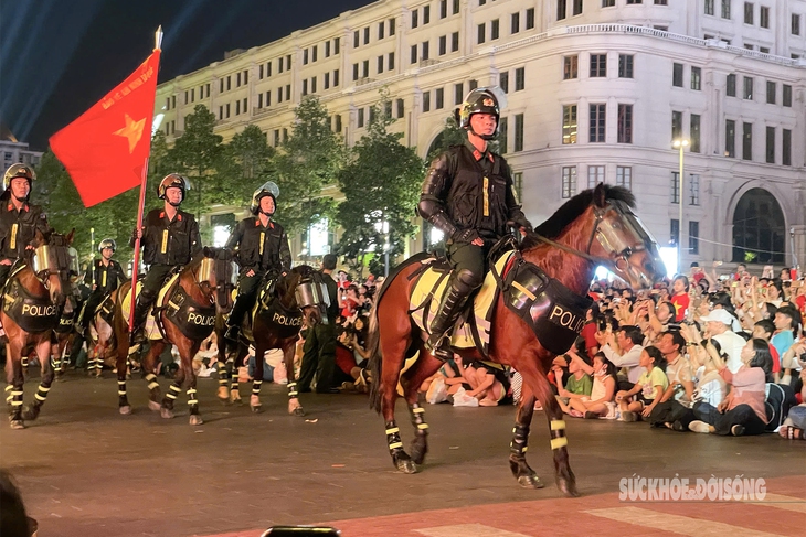 Người dân thích thú khi được tận mắt chứng kiến đội kỵ binh trên đường phố TPHCM - Ảnh 1.