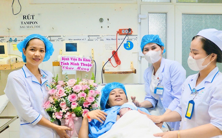 Miễn chi phí cho sản phụ sinh em bé vào 0h ngày 30/4