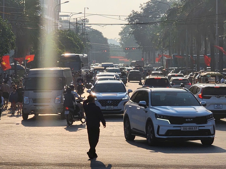 Biển Sầm Sơn ‘ken đặc’ du khách ngày nghỉ lễ đầu tiên- Ảnh 1.