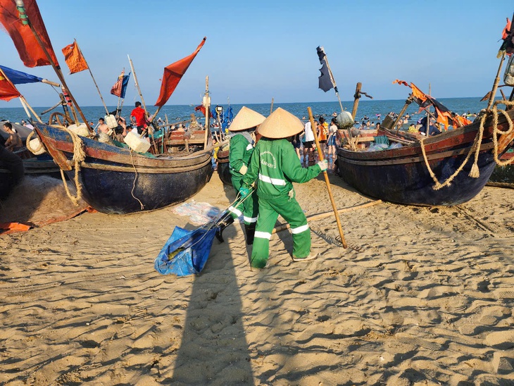 Biển Sầm Sơn ‘ken đặc’ du khách ngày nghỉ lễ đầu tiên- Ảnh 5.