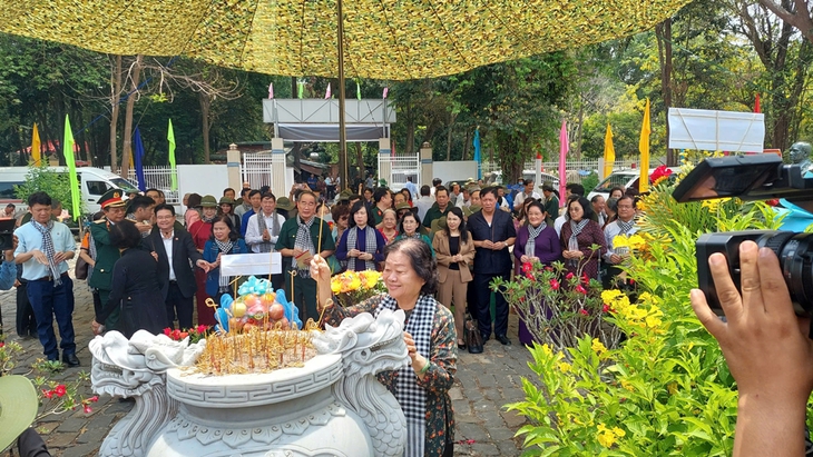 Xúc động lễ khánh thành 8 bức tượng thầy thuốc tiêu biểu tại di tích căn cứ Trung ương Cục miền Nam- Ảnh 1.
