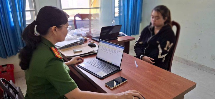 Lời khai của bảo mẫu bạo hành bé gái 2 tuổi ở Tiền Giang- Ảnh 1.
