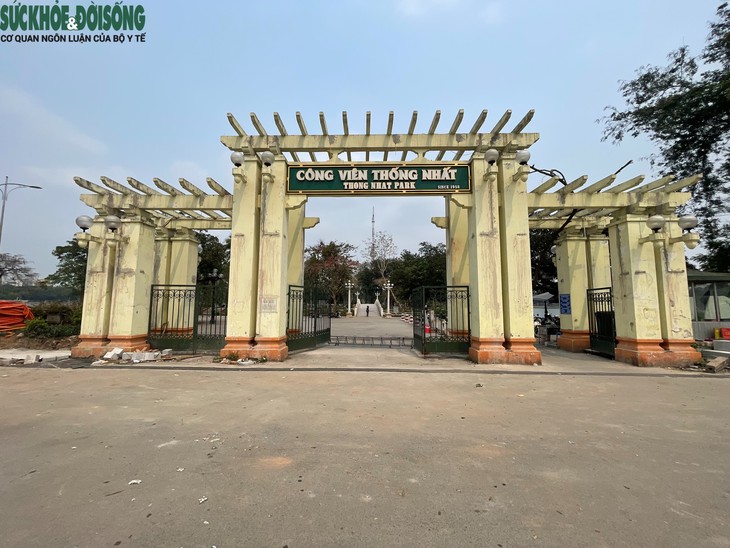 Gấp rút cải tạo vỉa hè Công viên Thống Nhất xong trước ngày 30/4- Ảnh 1.