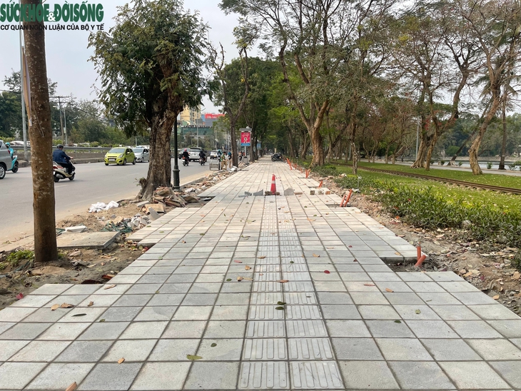 Gấp rút cải tạo vỉa hè Công viên Thống Nhất xong trước ngày 30/4- Ảnh 3.