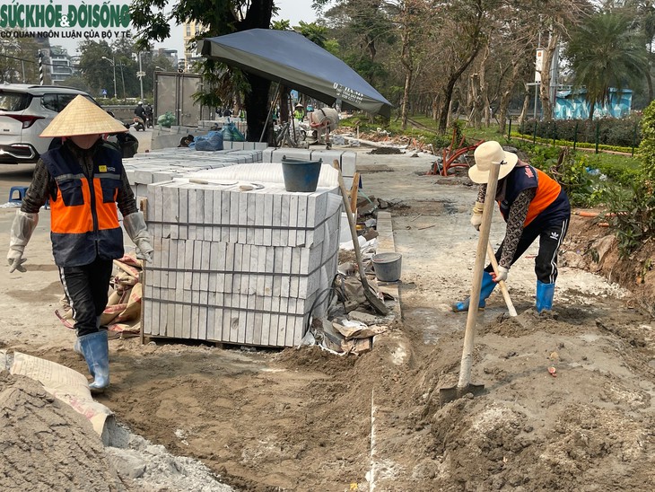 Gấp rút cải tạo vỉa hè Công viên Thống Nhất xong trước ngày 30/4- Ảnh 5.