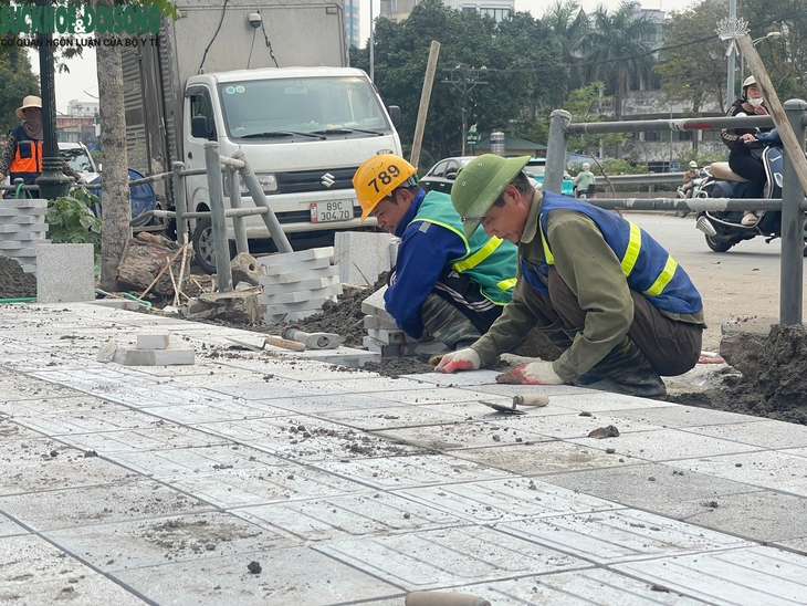 Gấp rút cải tạo vỉa hè Công viên Thống Nhất xong trước ngày 30/4- Ảnh 6.