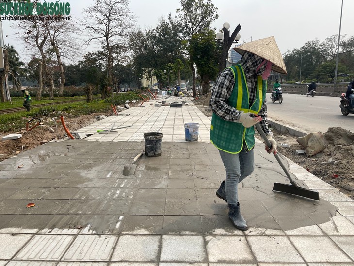 Gấp rút cải tạo vỉa hè Công viên Thống Nhất xong trước ngày 30/4- Ảnh 8.