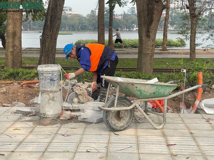 Gấp rút cải tạo vỉa hè Công viên Thống Nhất xong trước ngày 30/4- Ảnh 9.