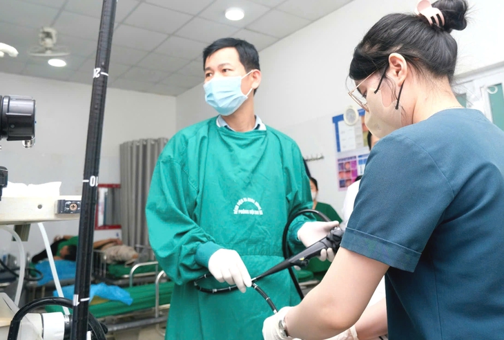 Bé trai 11 tháng tuổi nuốt mảnh vỡ ống thuốc, dị vật cắm sâu vào thực quản- Ảnh 1.