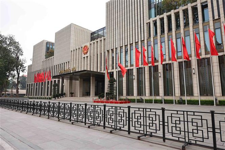 Treo cờ rủ Quốc tang đồng chí Khamtay Siphandone- Ảnh 2. Treo cờ rủ Quốc tang đồng chí Khamtay Siphandone- Ảnh 2.