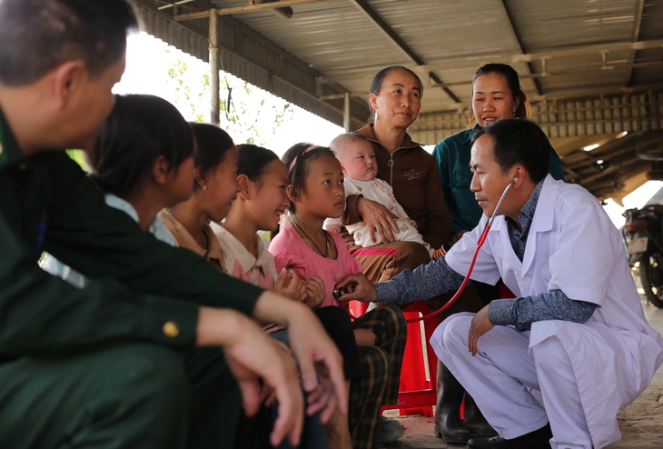Nhiều huyện miền núi Nghệ An tiêm vaccine sởi đạt trên 99%- Ảnh 1.