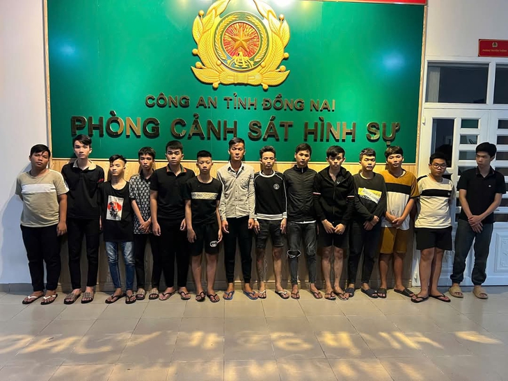 14 thanh thiếu niên gây náo loạn khu dân cư lúc rạng sáng vì mâu thuẫn cá nhân - Ảnh 1. 14 thanh thiếu niên gây náo loạn khu dân cư lúc rạng sáng vì mâu thuẫn cá nhân - Ảnh 1.