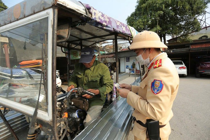 Xe ba bánh vẫn hoạt động chui tại xã, đi vào đường nhỏ, giờ trưa để tránh kiểm tra- Ảnh 2.