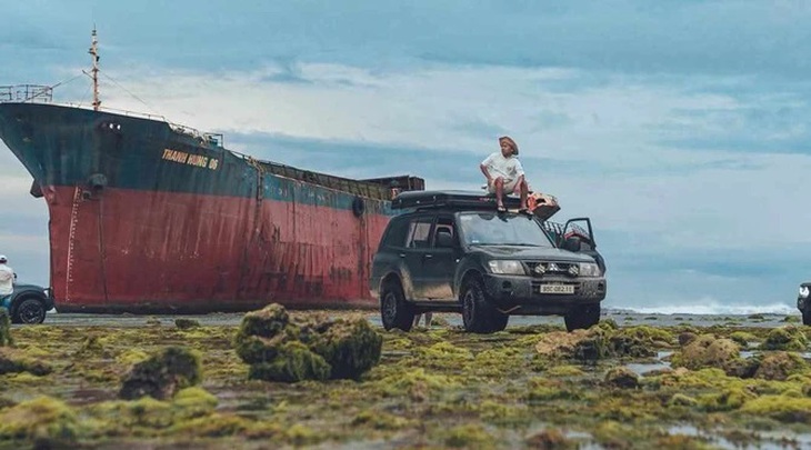 Bức xúc hình ảnh nhóm du khách điều khiển ô tô dàn hàng ngang ‘cày nát’ bãi rêu nổi tiếng

- Ảnh 2.