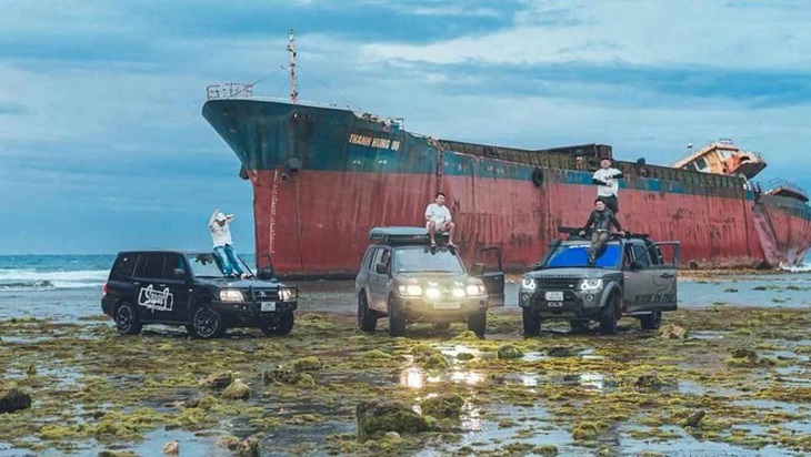 Bức xúc hình ảnh nhóm du khách điều khiển ô tô dàn hàng ngang ‘cày nát’ bãi rêu nổi tiếng

- Ảnh 1.