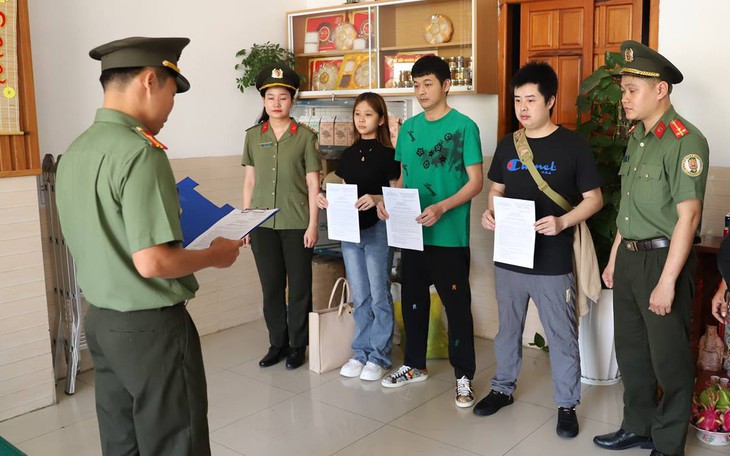 Công an Ninh Thuận trục xuất 13 người Trung Quốc về nước- Ảnh 2.