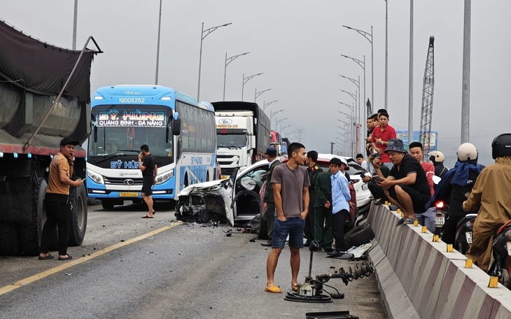 Video tai nạn liên hoàn trên cầu Gianh khiến quốc lộ 1A ùn tắc