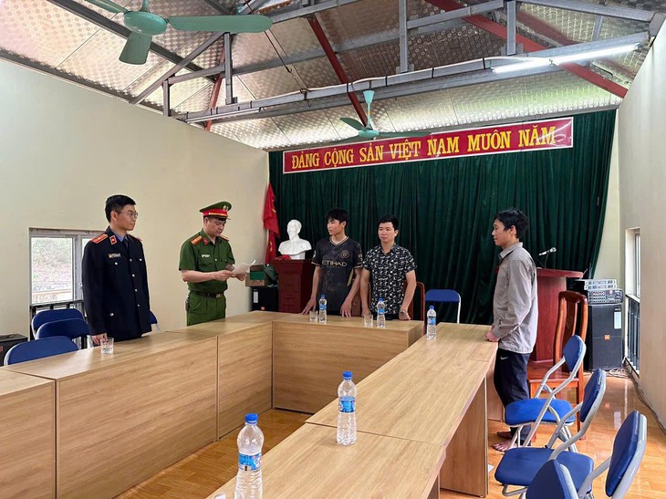 Khởi tố 2 đối tượng khai thác gỗ trái phép tại rừng phòng hộ- Ảnh 1.