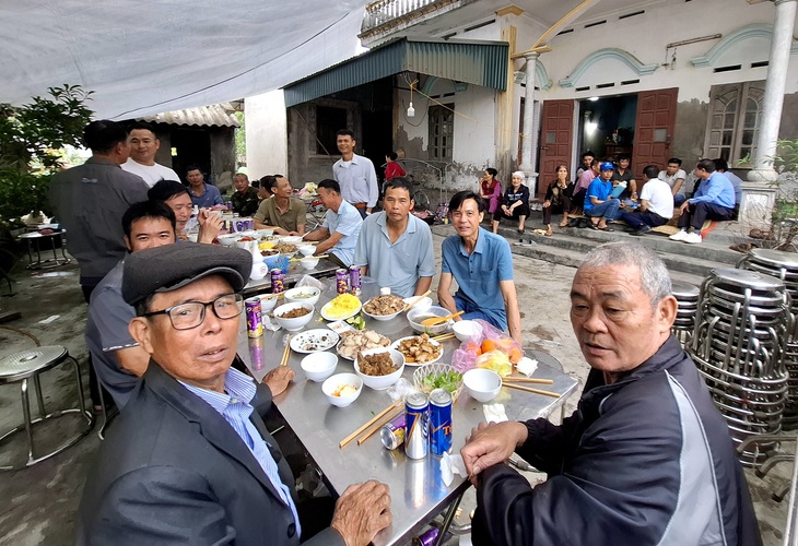 Người dân ùn ùn về quê dịp Tết Thanh minh và nghỉ Giỗ Tổ Hùng Vương- Ảnh 3.